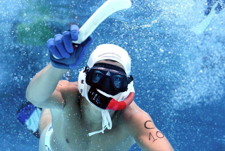 Хоккей купание. Подводный хоккей. Подводный хоккей экипировка. Хоккей под водой вид спорта. Подводный хоккей это вид спорта.